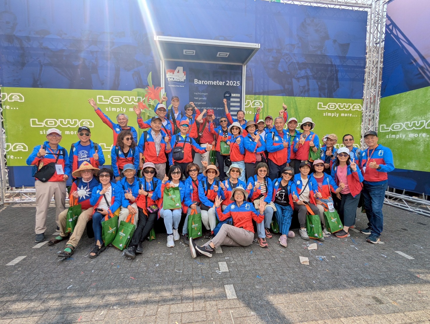 彼此互相支持與鼓勵，成功地完成了四天健走127公里的壯舉。_0