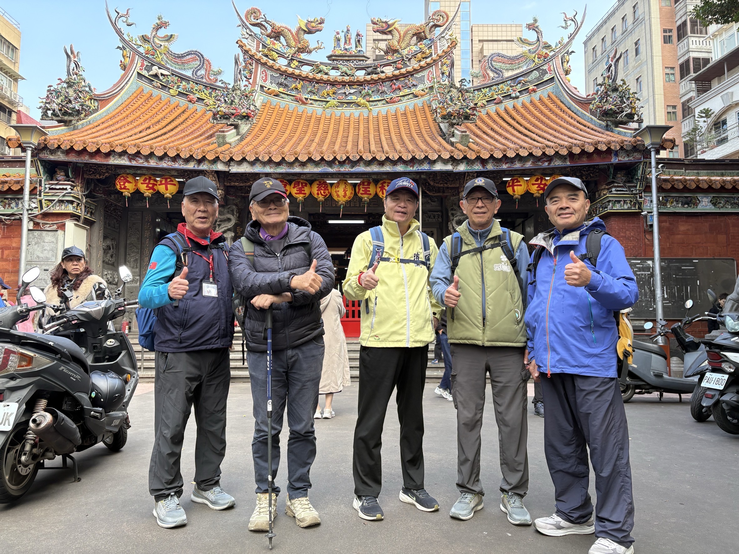 當我再次踏回慈聖宮的台階，抬頭仰望媽祖聖像，那一瞬間，時間彷彿靜止