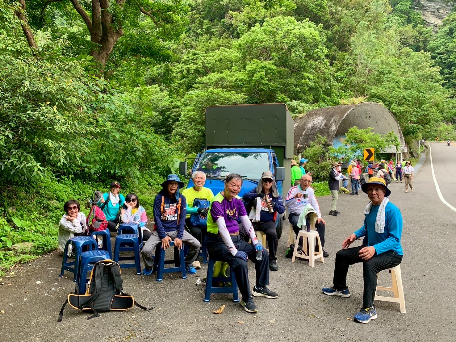 這一路上，我們走過海邊，也越過山丘