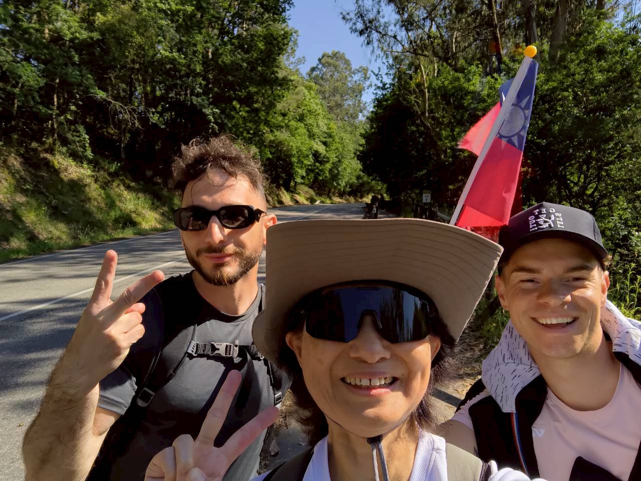他們對我背後的國旗感到非常好奇，主動拿著台灣國旗開心地與我合照